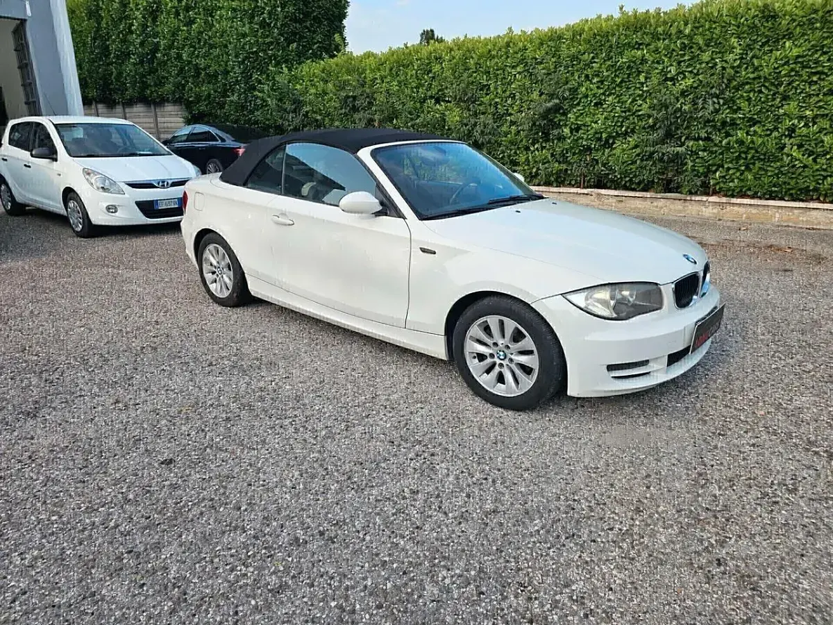 Usata BMW 118 142 CV (104 kW) 2008 Bianco Utilitaria
