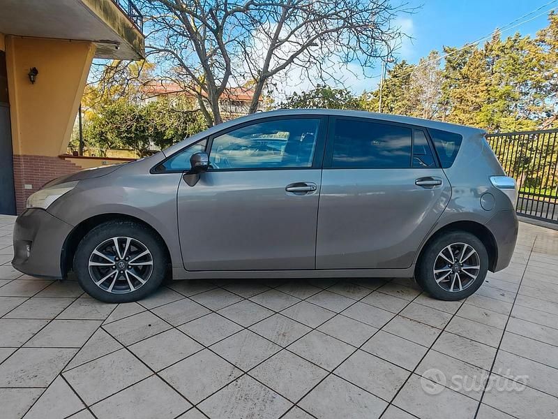 Usata Toyota Verso 112 CV (82 kW) 2014 Grigio Monovolume