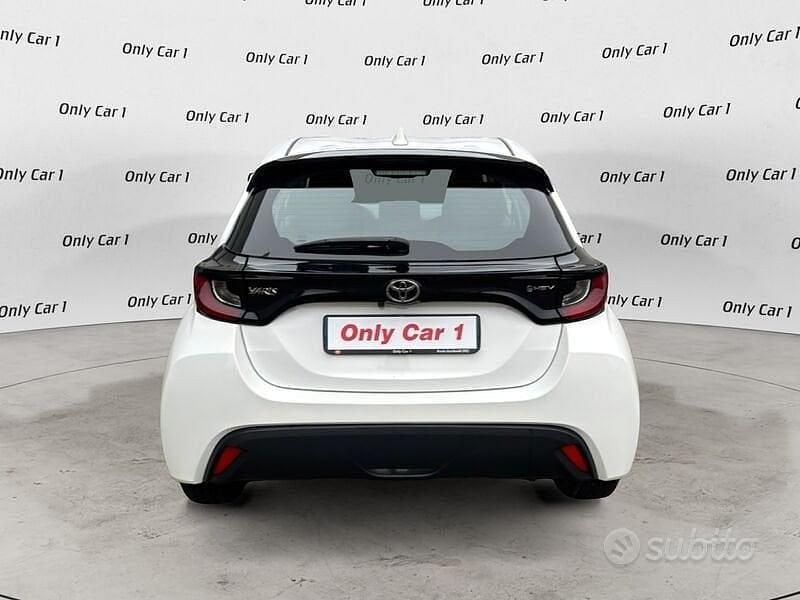 Usata Toyota Yaris Hybrid Active 116 CV (85 kW) 2025 Bianco Berlina