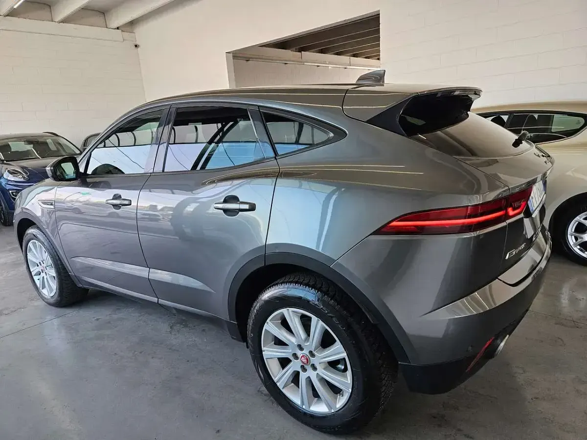 Begagnad Jaguar E-Pace R-Dynamic 150 HK (110 kW) 2018 Grå SUV