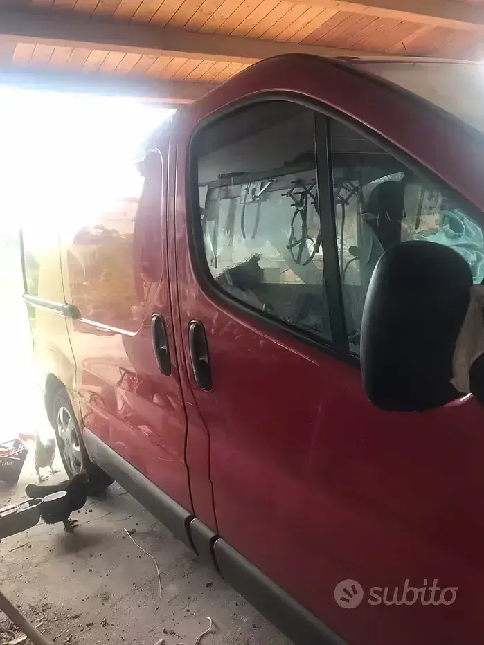 Usata Nissan Primastar 145 CV (106 kW) 2014 Rosso Monovolume