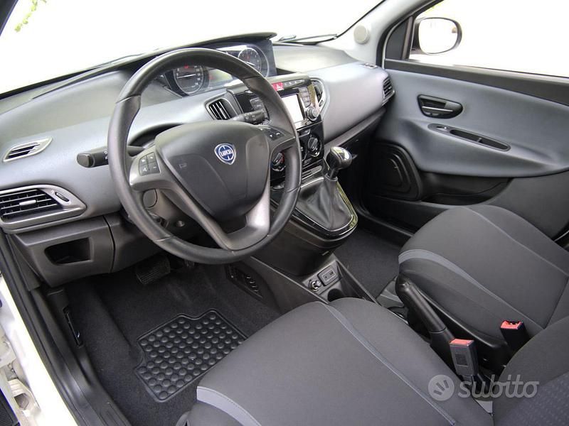 Usata Lancia Ypsilon Silver 85 CV (62 kW) 2017 Bianco Utilitaria