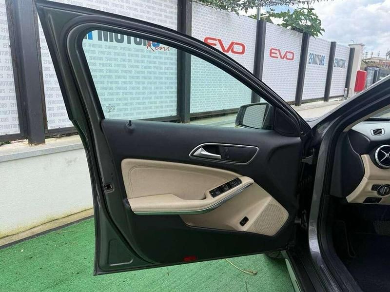 Usata Mercedes GLA200 136 CV (100 kW) 2017 Grigio SUV