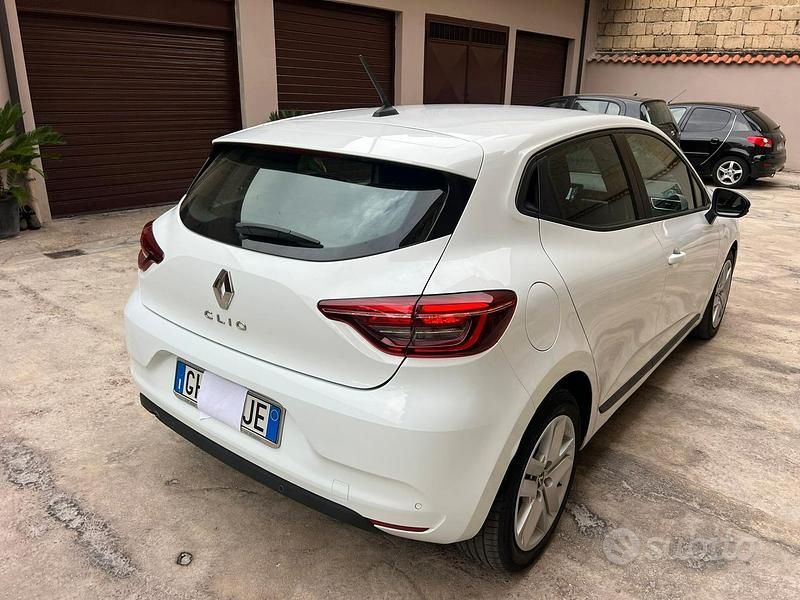 Używany Renault Clio V Business 100 KM (73 kW) 2021 Biały Sedan/Limuzyna