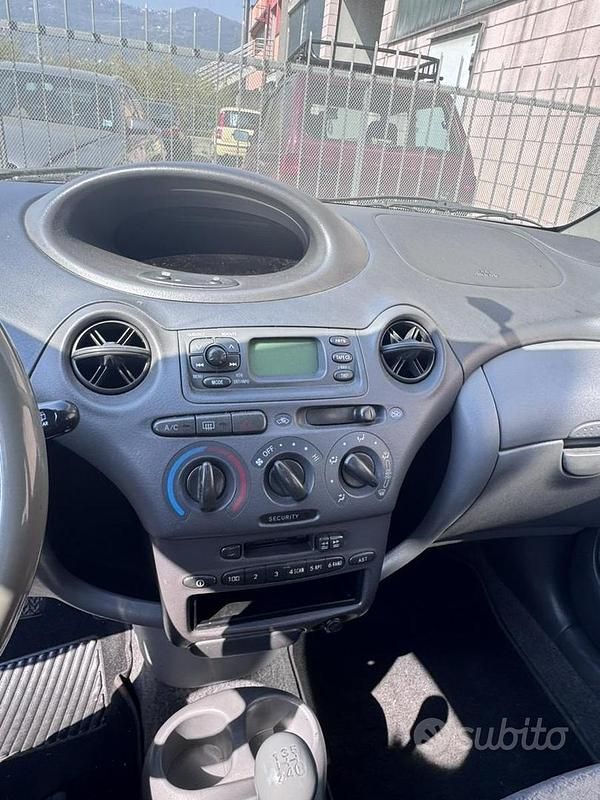 Usata Toyota Yaris 68 CV (50 kW) 2001 Nero Berlina