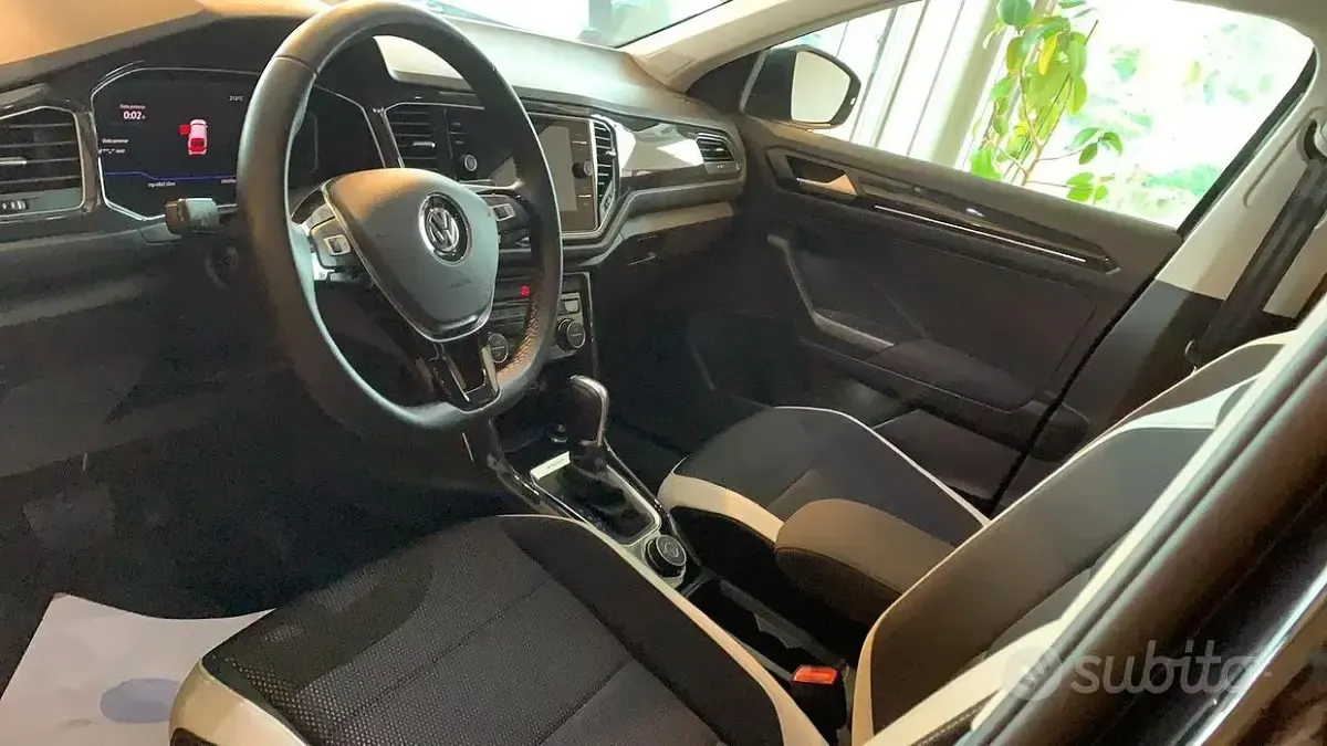 Usata VW T-Roc 75 CV (55 kW) 2018 Nero SUV