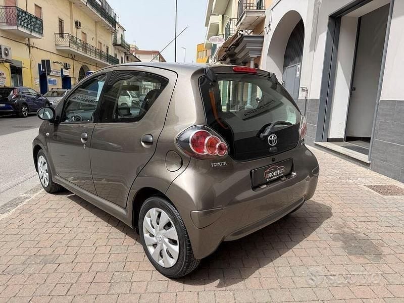 Usata Toyota Aygo Sol 69 CV (50 kW) 2013 Marrone Utilitaria