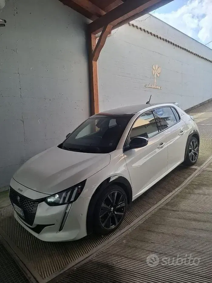 Usata Peugeot 208 GT 101 CV (74 kW) 2021 Bianco Utilitaria