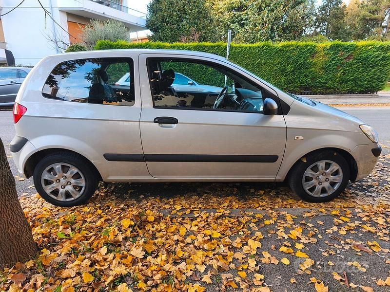 Grigio Usata 2006 Hyundai Getz Due volumi | 900 € (Buon prezzo) - Immagine 1/4