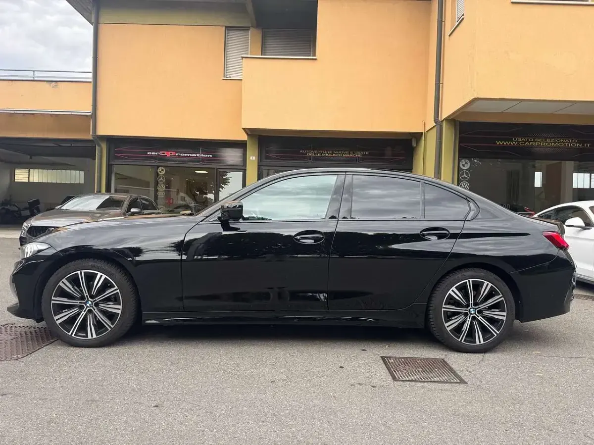 Usata BMW 318 156 CV (114 kW) 2023 Nero Berlina