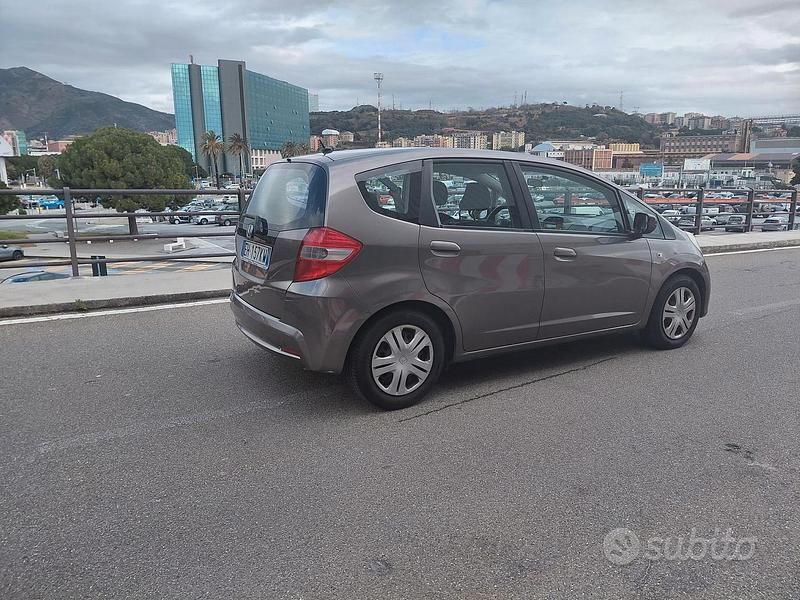 Usata Honda Jazz 90 CV (66 kW) 2011 Grigio Utilitaria