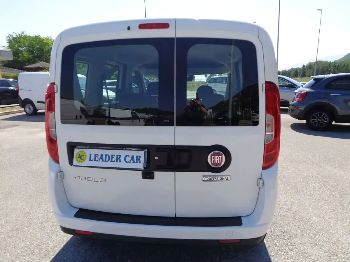 Usata Fiat Doblò Lounge 105 CV (77 kW) 2022 Bianco Monovolume