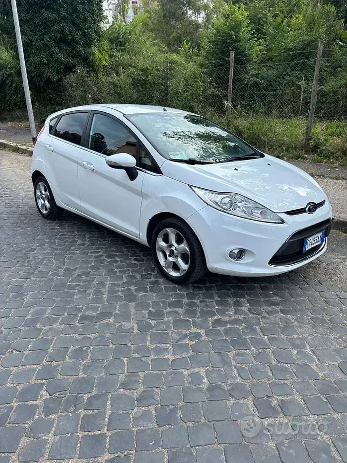 Usata Ford Fiesta Titanium 82 CV (60 kW) 2011 Bianco Berlina