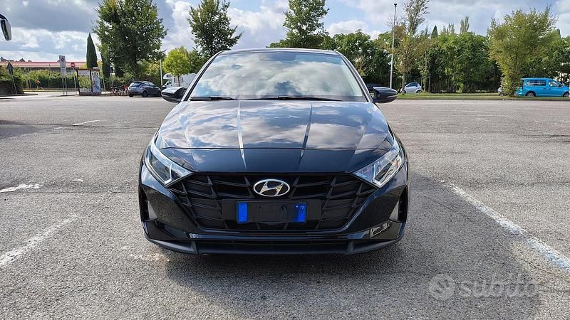 Nero Usata 2022 Hyundai i20 Due volumi | 14.000 € (Buon prezzo) - Immagine 1/4