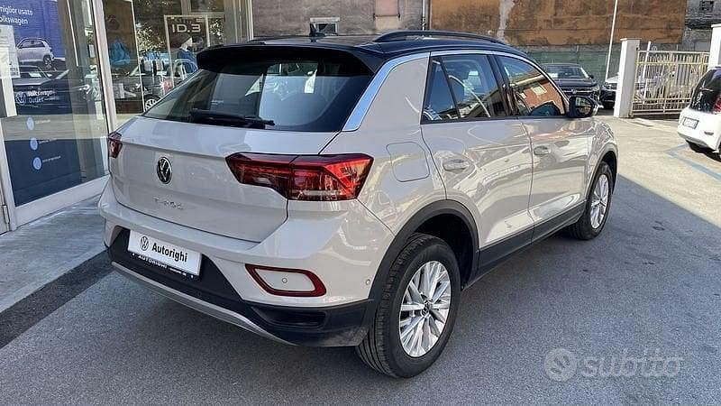 Usata VW T-Roc Life 110 CV (80 kW) 2023 Beige SUV
