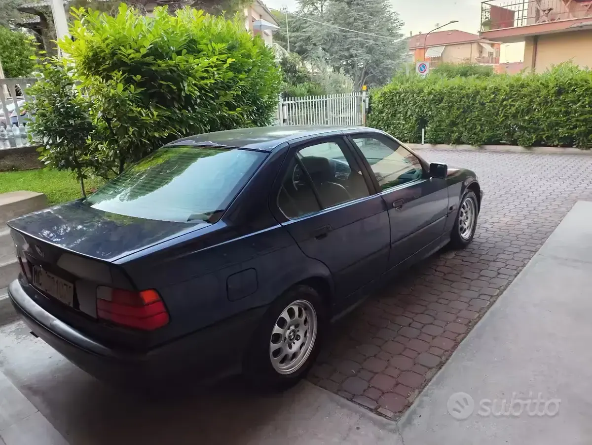 Usata BMW 318 115 CV (84 kW) 1993 Bluazzurro Berlina