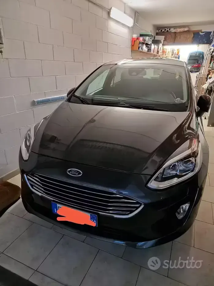 Usata Ford Fiesta 75 CV (55 kW) 2017 Grigio Utilitaria