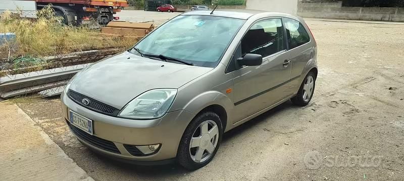 Usata Ford Fiesta 68 CV (50 kW) 2003 Grigio Utilitaria