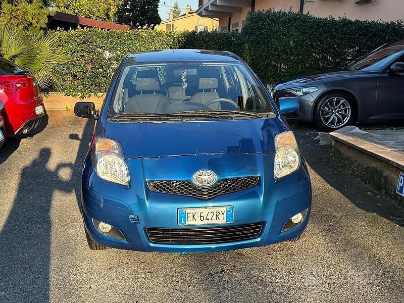 Usata Toyota Yaris Sol 101 CV (74 kW) 2011 Blu Utilitaria