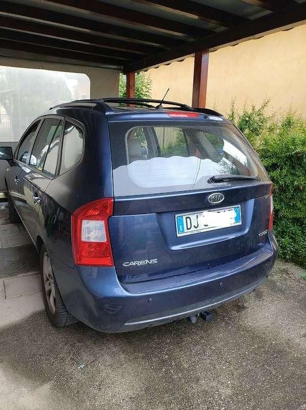 Usata 2006 Kia Carens Family Monovolume | 2000 € (Buon prezzo) - Immagine 1/4