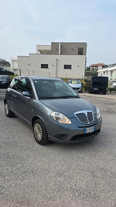 Usata Lancia Ypsilon 90 CV (66 kW) 2007 Argento Utilitaria