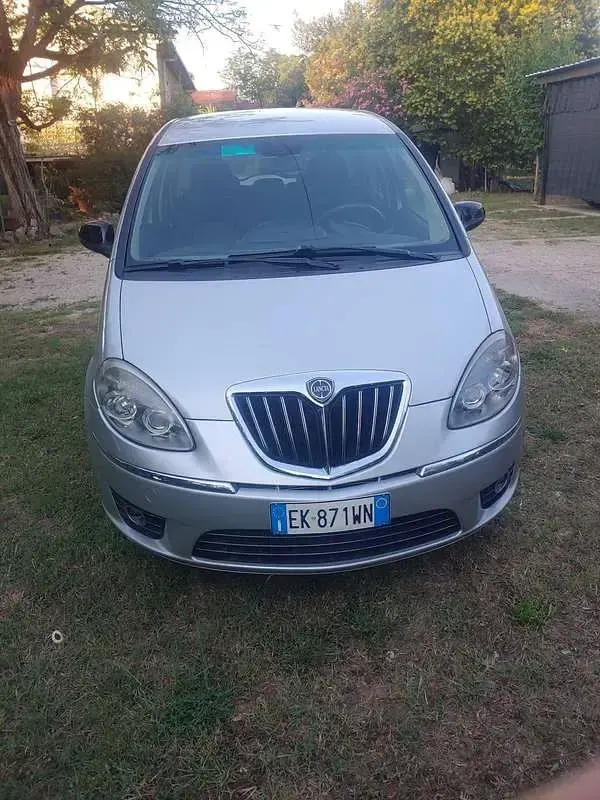 Usata Lancia Musa Gold 95 CV (69 kW) 2011 Argento Monovolume