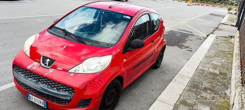 Usata Peugeot 107 68 CV (50 kW) 2010 Rosso Utilitaria