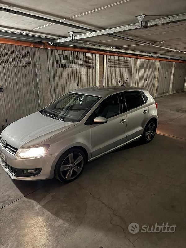 Grigio Usata 2010 VW Polo Tre volumi | 4800 € (Buon prezzo) - Immagine 1/4