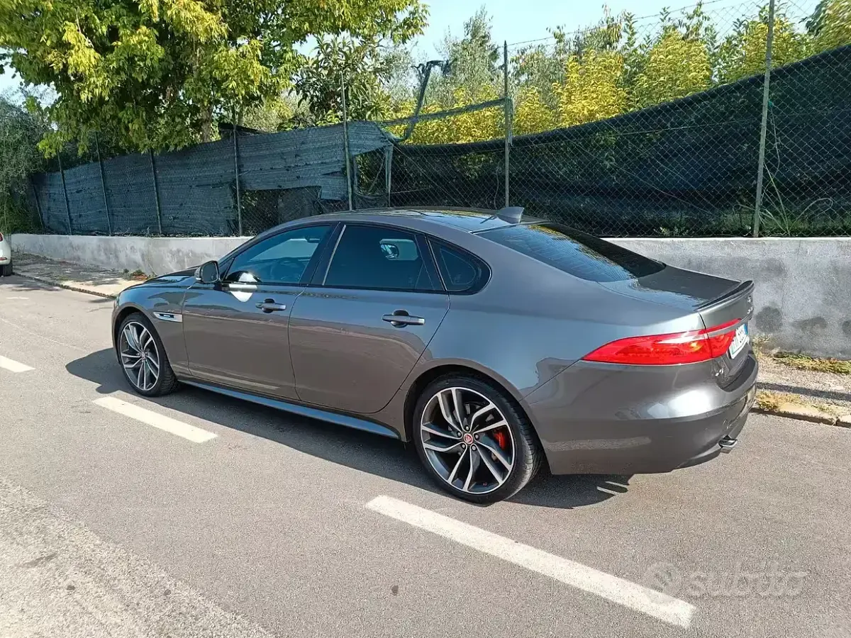 Usata Jaguar XF R-Sport 240 CV (176 kW) 2017 Grigio Berlina