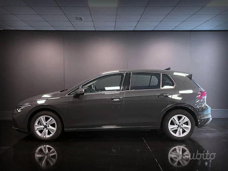 Usata VW Golf VIII Life 116 CV (85 kW) 2024 Grigio Berlina
