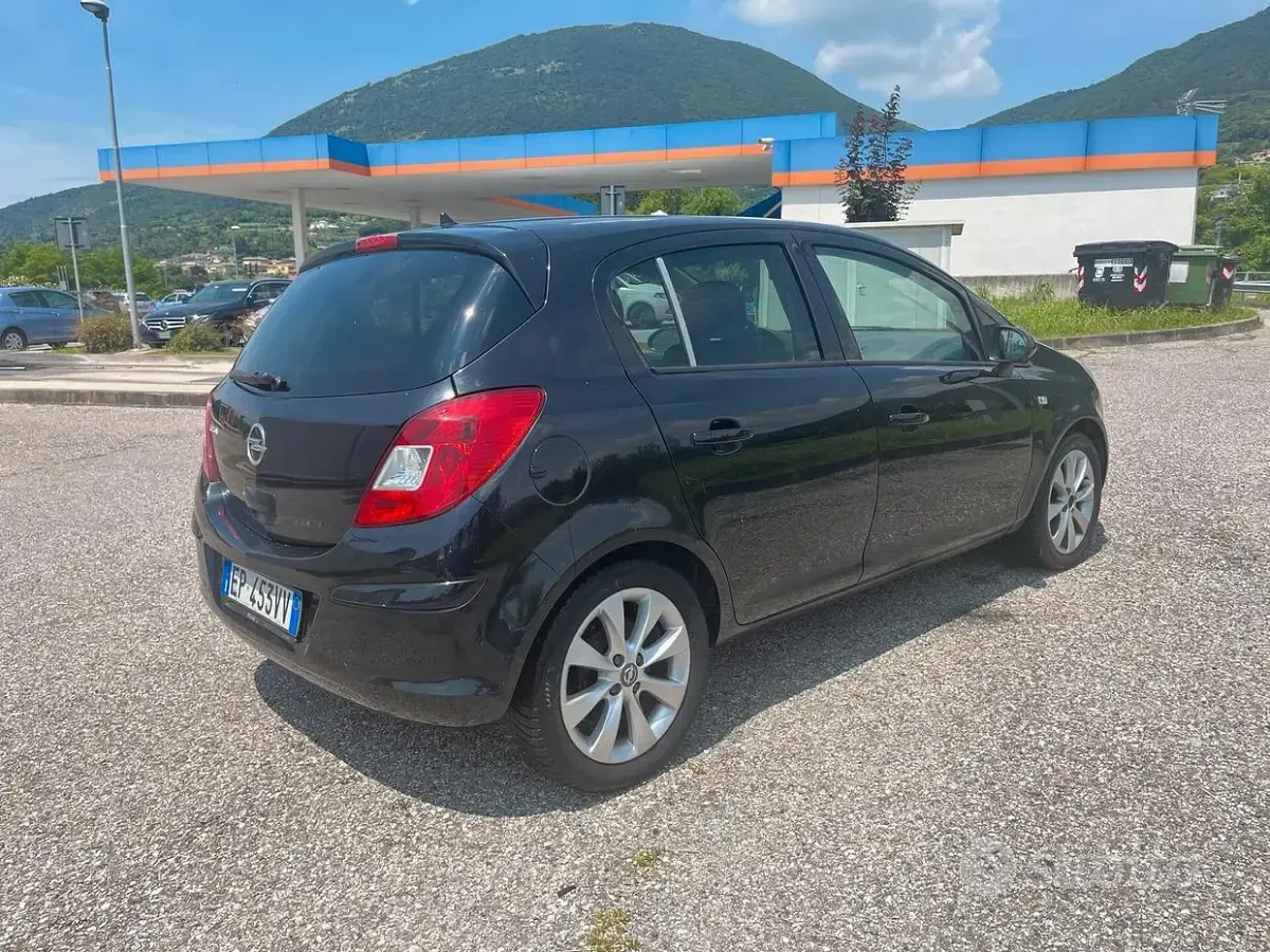 Usata Opel Corsa 86 CV (63 kW) 2013 Nero Utilitaria
