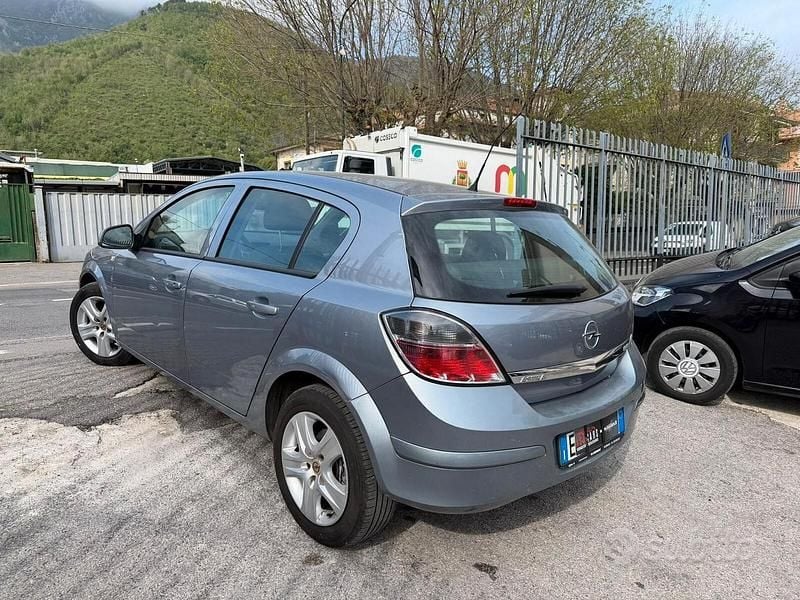 Usata Opel Astra Cosmo 140 CV (102 kW) 2010 Grigio Berlina