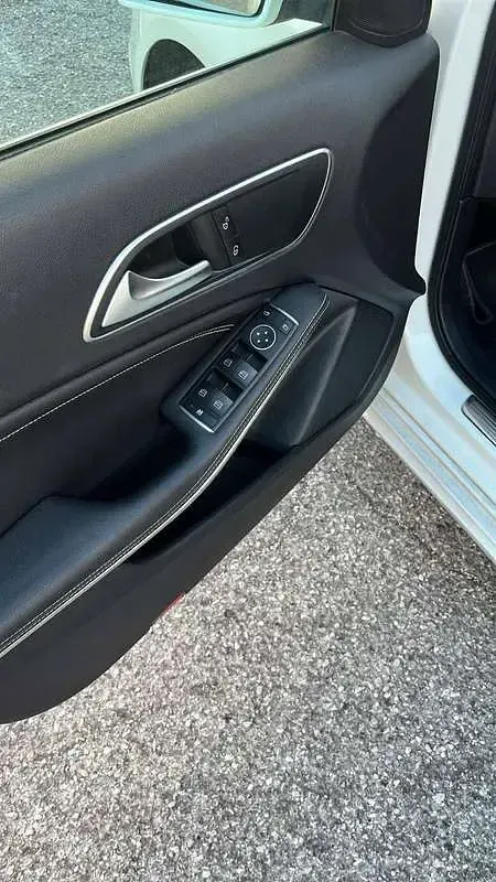 Usata Mercedes A180 Premium 109 CV (80 kW) 2017 Bianco Utilitaria