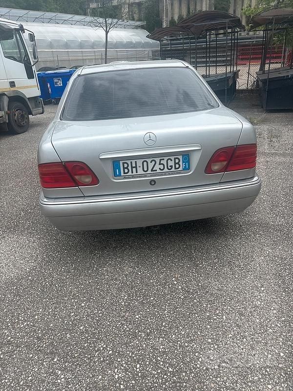 Usata Mercedes E200 136 CV (100 kW) 1999 Grigio Berlina