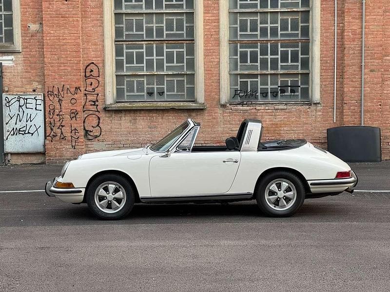 Usata Porsche 911 131 CV (96 kW) 1967 Light ivory Cabrio
