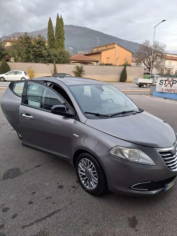 Grigio Usata 2011 Lancia Ypsilon S Due volumi | 6300 € (Buon prezzo) - Immagine 1/4