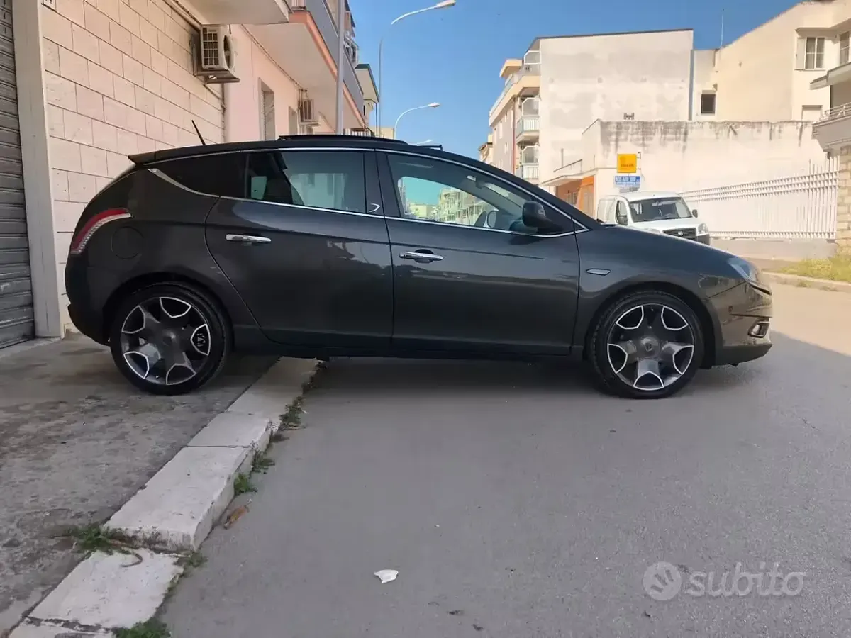 Usata Lancia Delta 190 CV (139 kW) 2010 Grigio Utilitaria