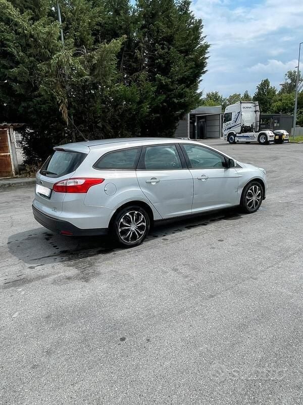 Usata Ford Focus 105 CV (77 kW) 2013 Grigio Station wagon