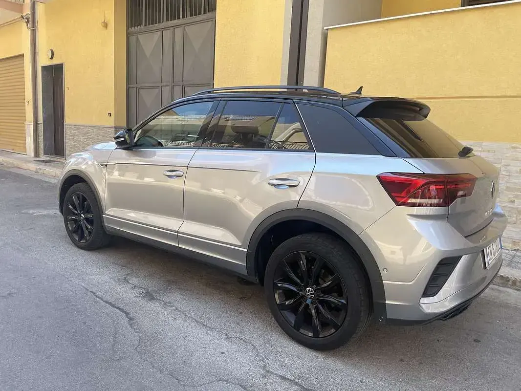 Usata VW T-Roc R-line 116 CV (85 kW) 2023 Grigio SUV