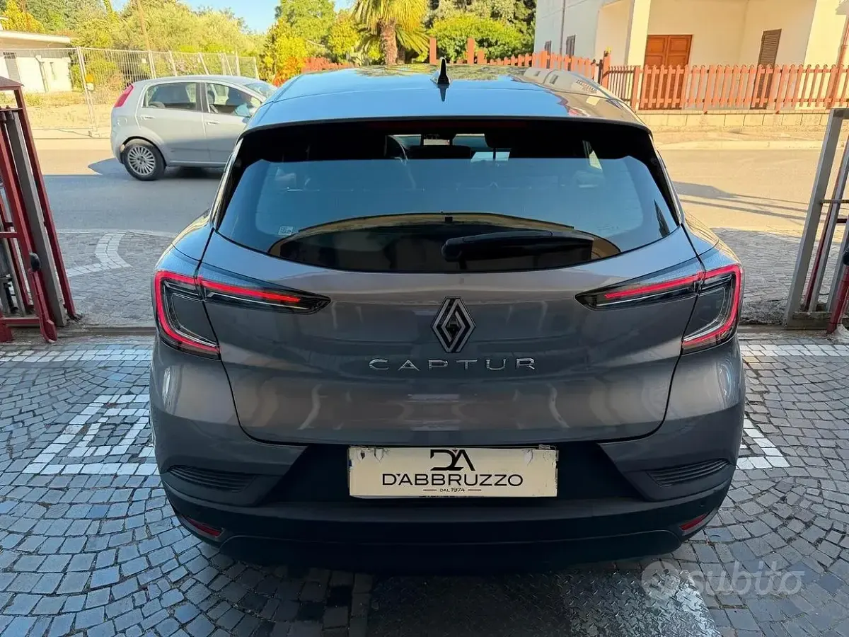 Usata Renault Captur Evolution 101 CV (74 kW) 2024 Grigio SUV
