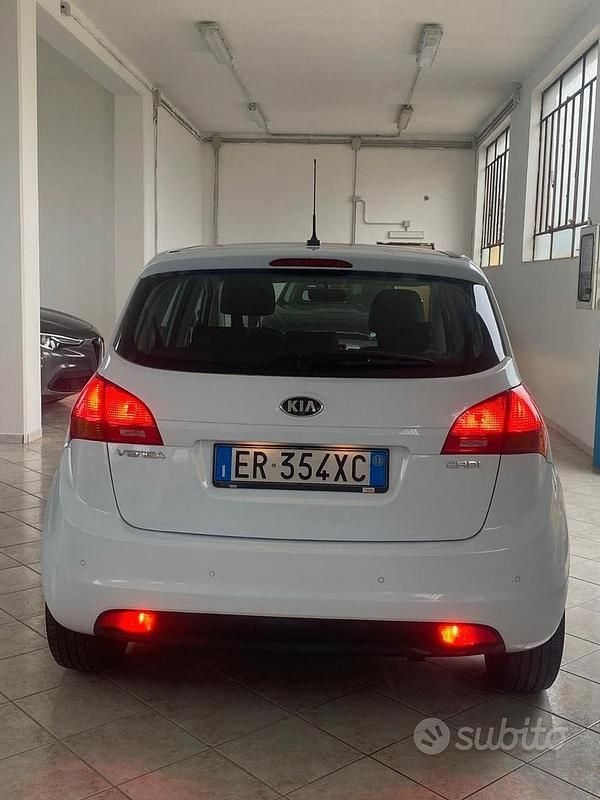 Usata Kia Venga 90 CV (66 kW) 2013 Bianco Utilitaria