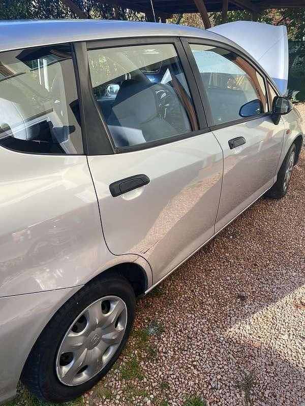 Usata Honda Jazz 77 CV (56 kW) 2003 Argento Utilitaria