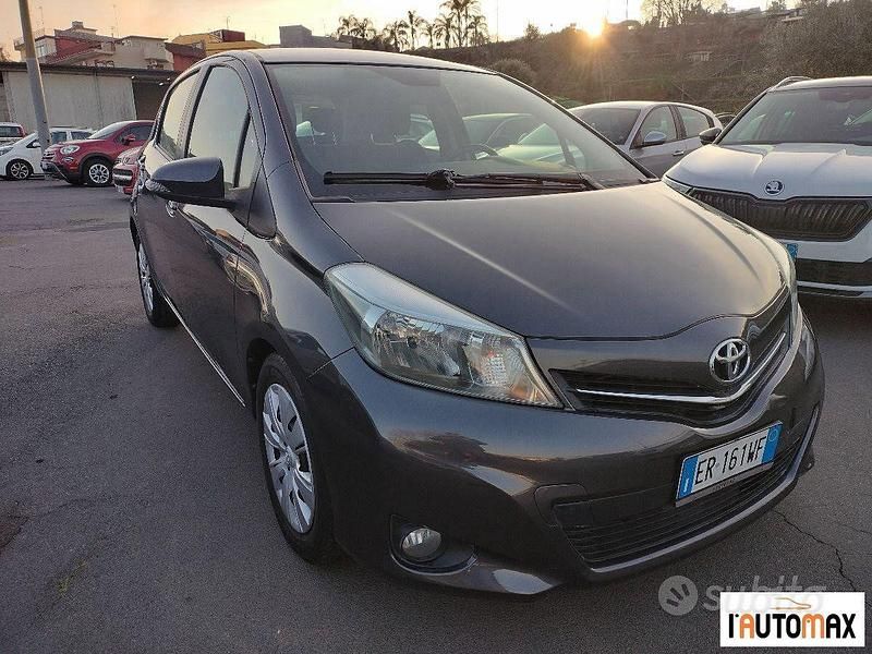 Usata Toyota Yaris Lounge 90 CV (66 kW) 2013 Grigio Utilitaria