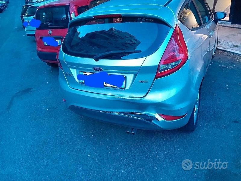 Usata Ford Fiesta 95 CV (69 kW) 2010 Grigio Utilitaria