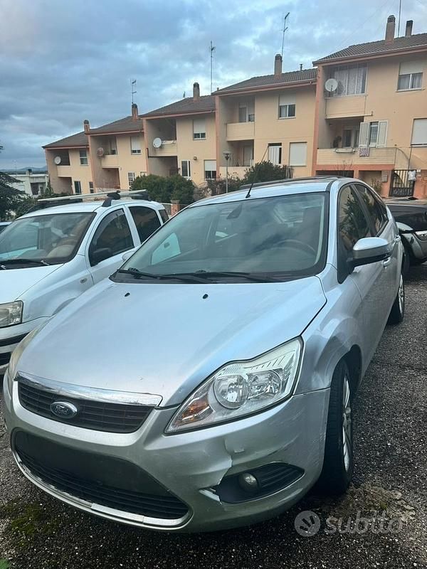 Usata Ford Focus 100 CV (73 kW) 2012 Grigio Berlina