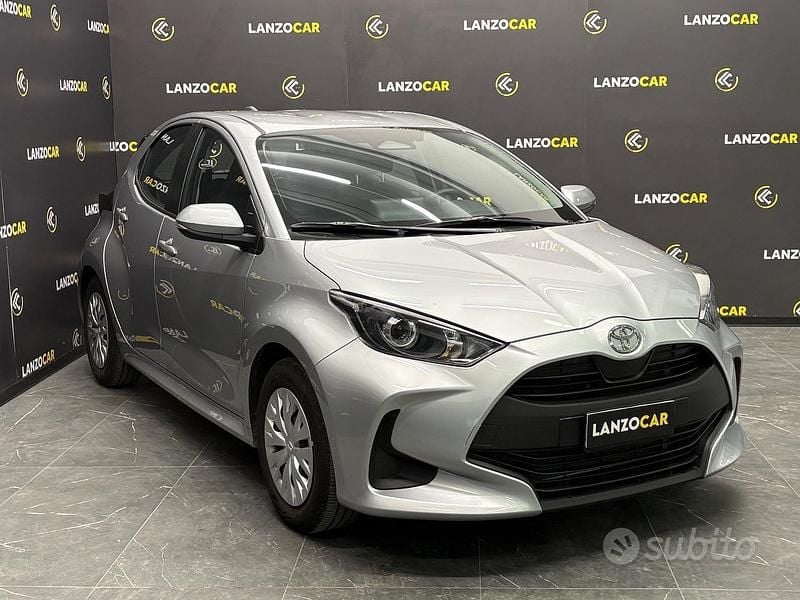 Usata Toyota Yaris Hybrid Active 116 CV (85 kW) 2025 Grigio Berlina