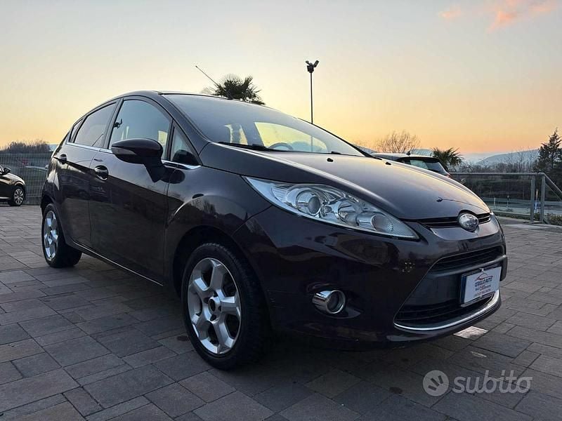 Usata Ford Fiesta Titanium 97 CV (71 kW) 2010 Marrone Utilitaria