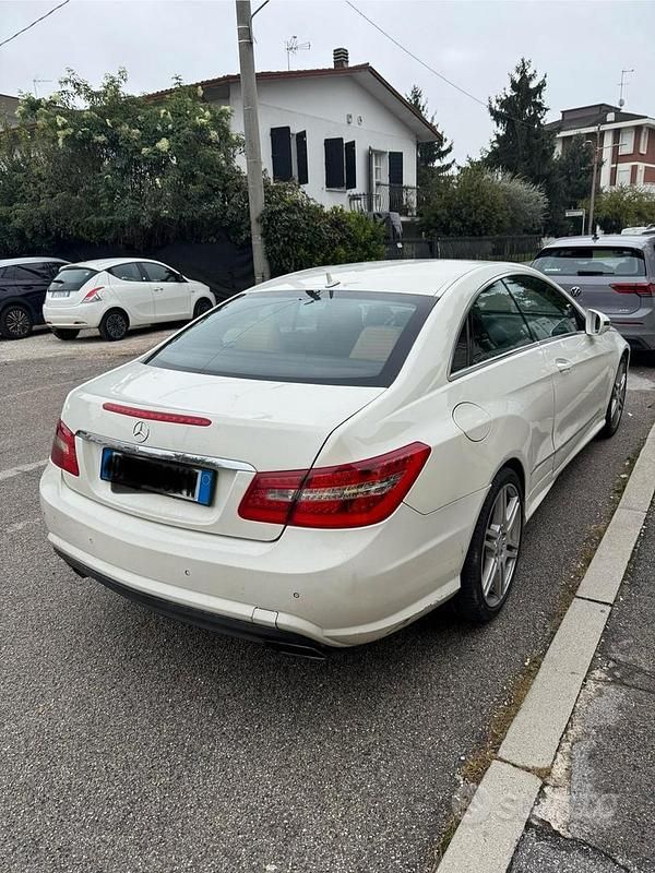 Usata Mercedes E250 AMG 200 CV (147 kW) 2009 Bianco Coupé