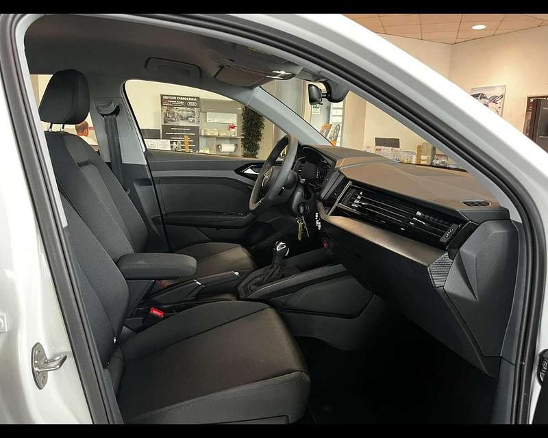 Nuova Audi A1 Ambiente 116 CV (85 kW) 2025 Bianco cortina nero mito metal Utilitaria