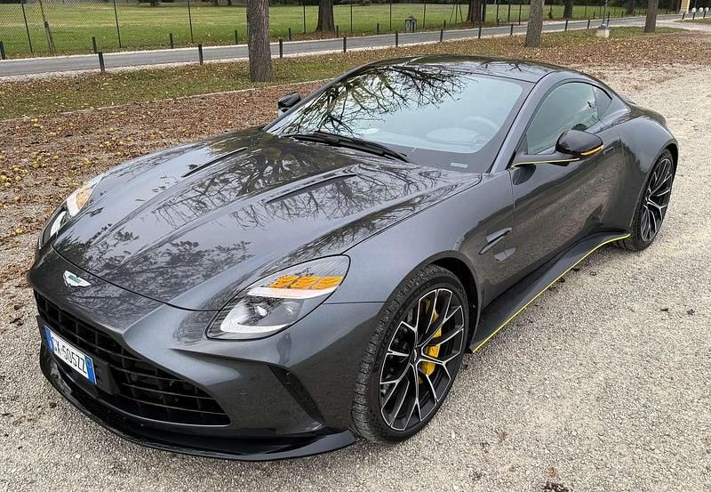Nuova Aston Martin V8 Vantage 665 CV (489 kW) 2025 Colore non di seriema speciale Coupé